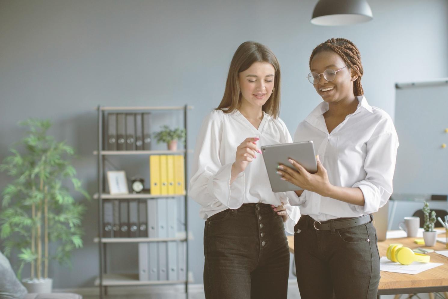 Espace de travail organisé avec documents financiers et outils de planification